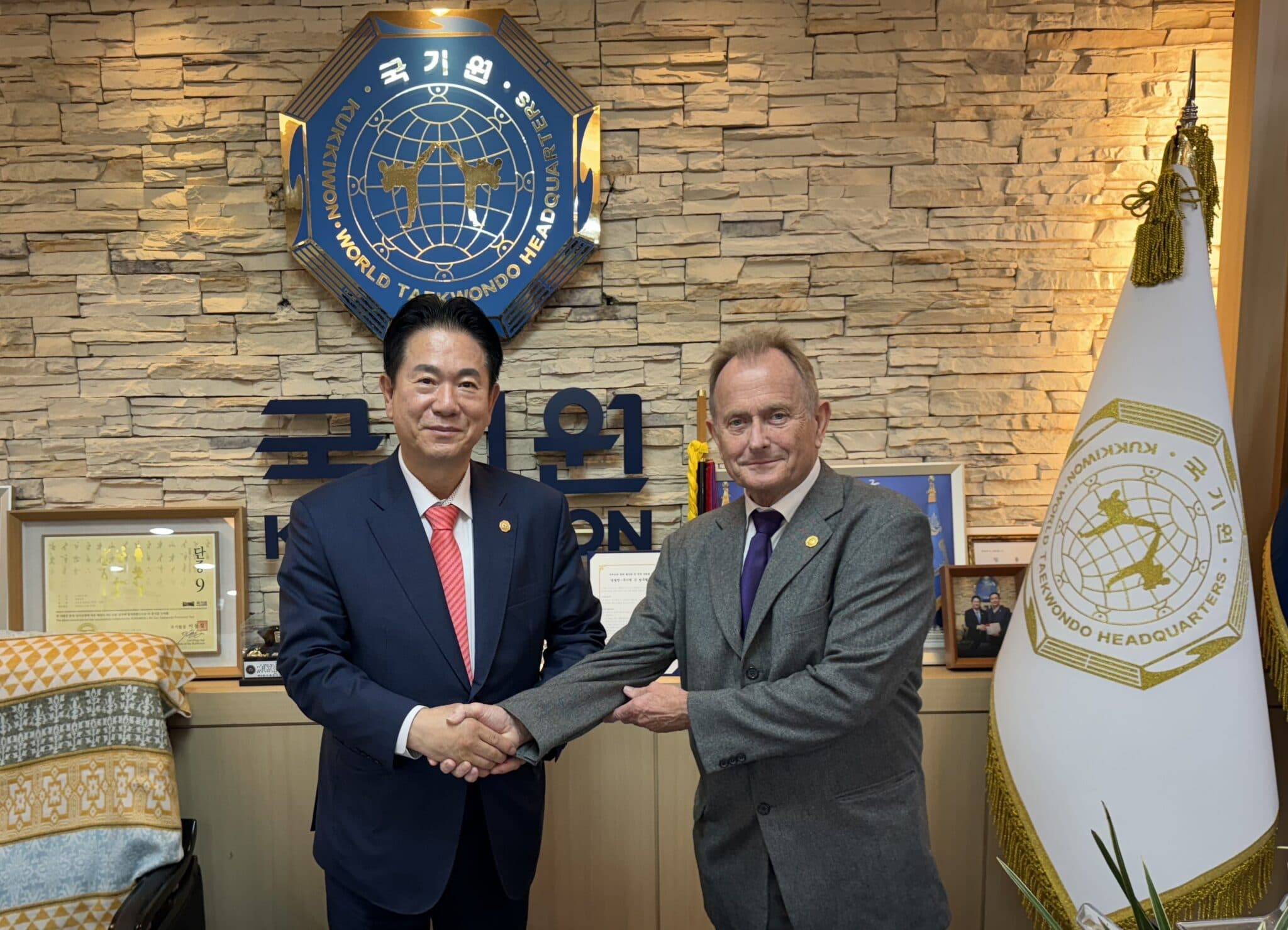 Momme Knutzen sammen Kukkiwons Præsident Lee Dong Sup