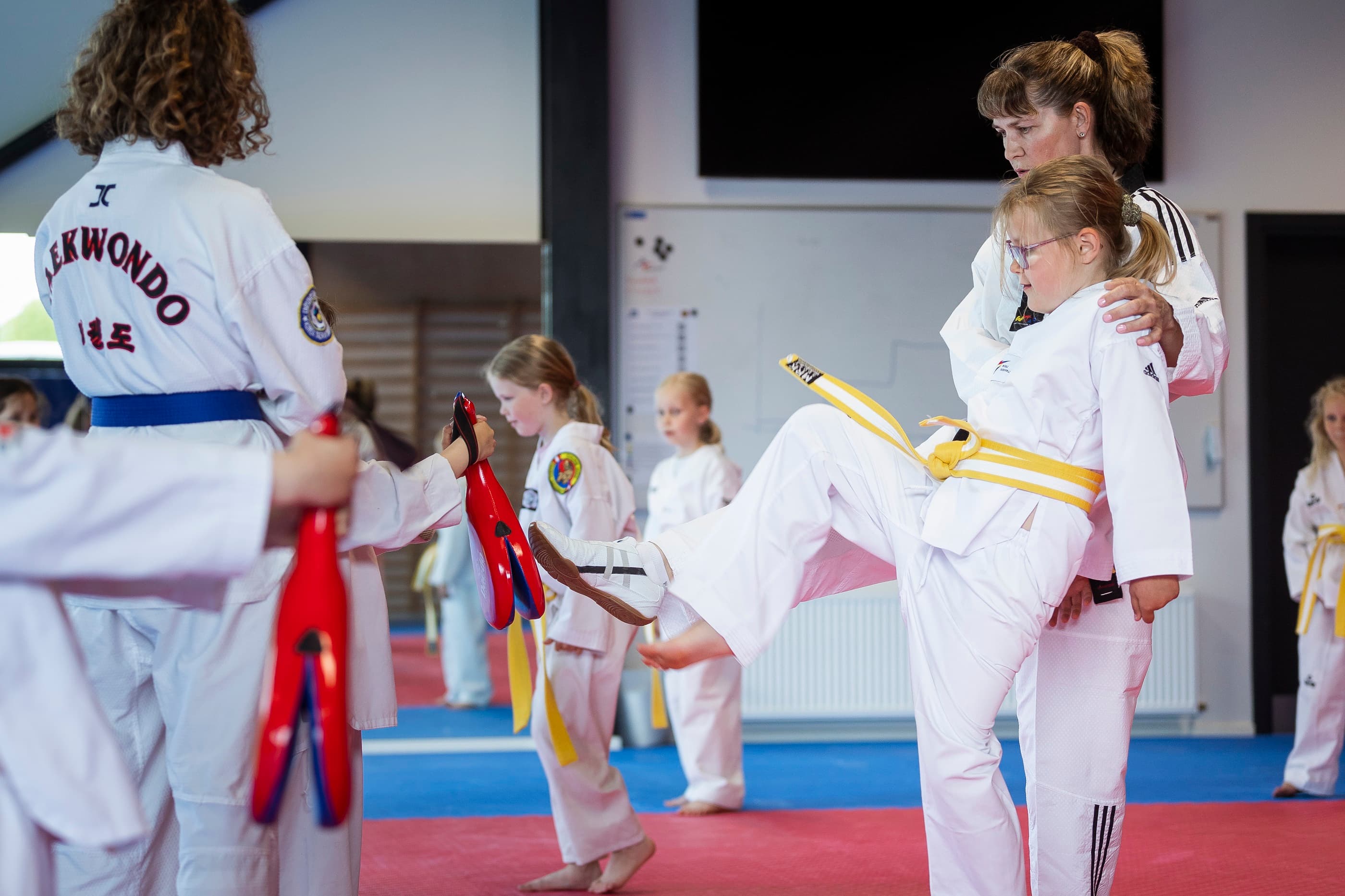 Instruktør hjælper elev